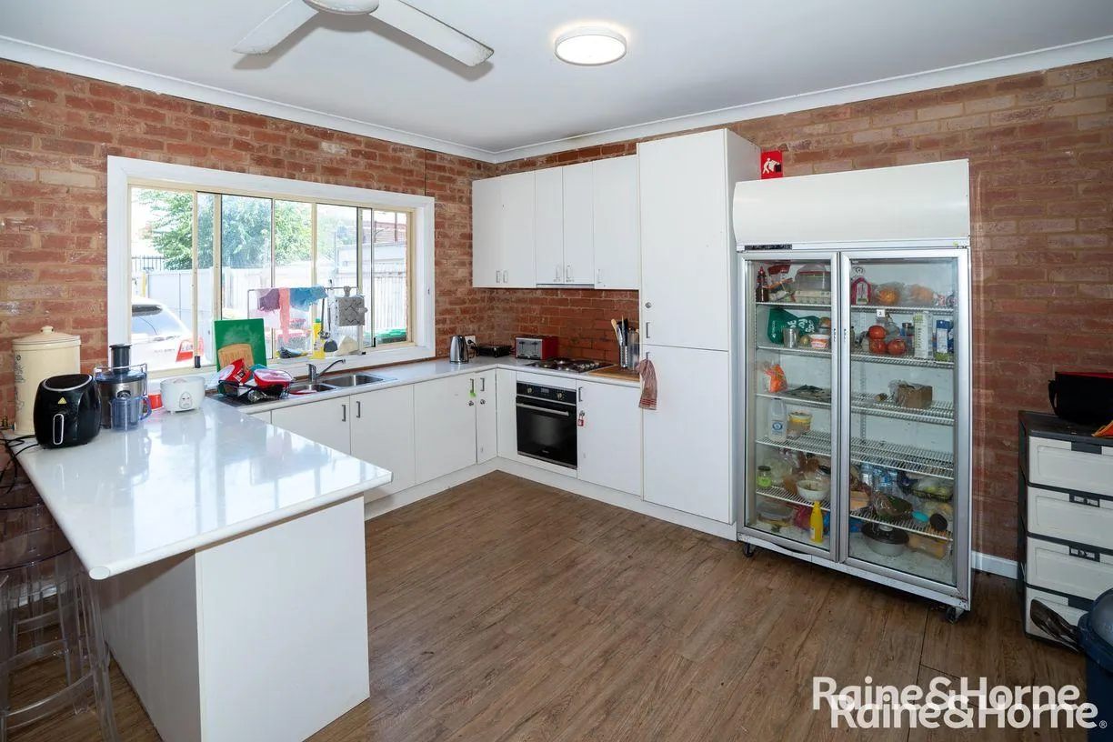 Central and Convenient *UTILITIES INCLUDED* - Widok 4