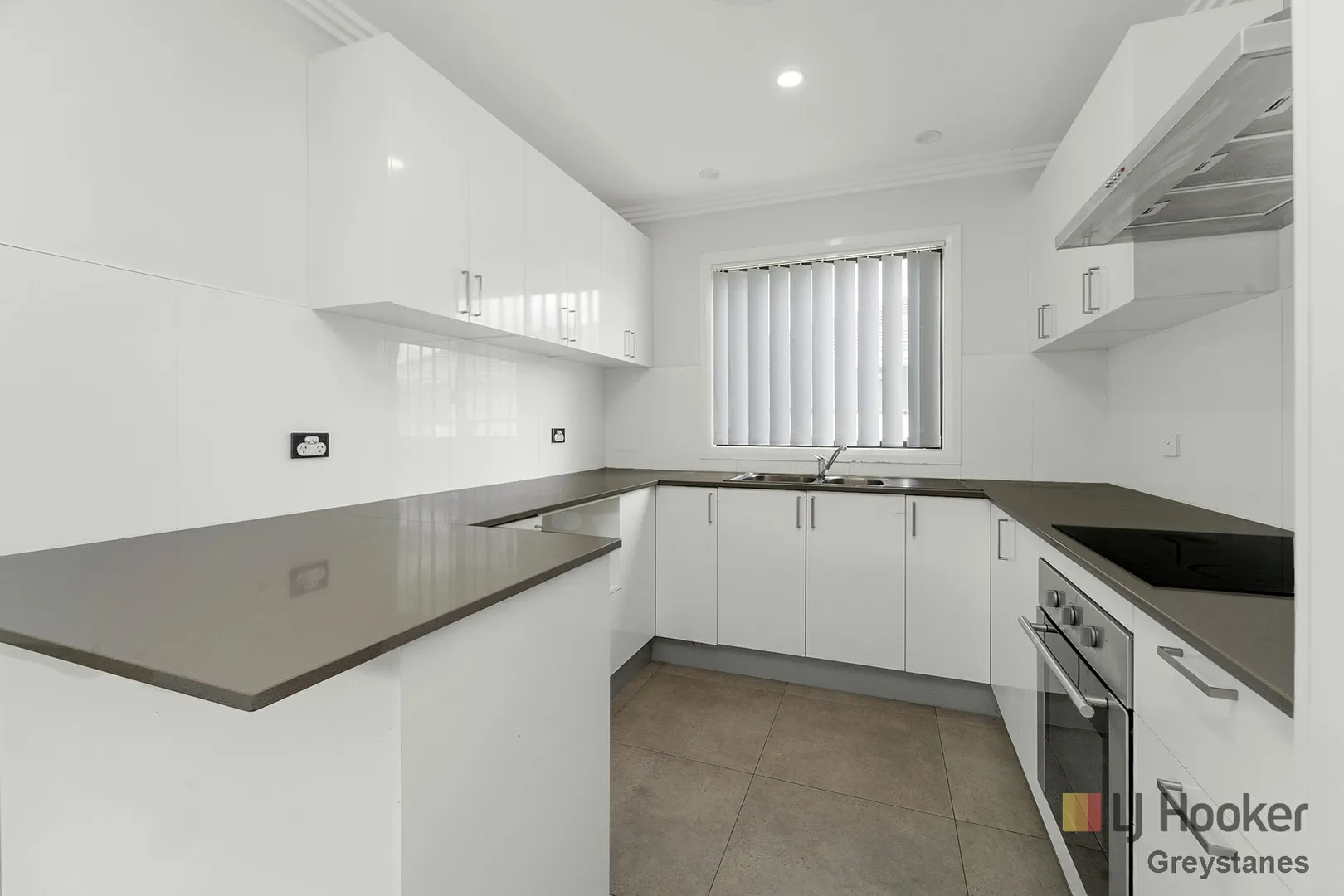 $1,900,000 - 663SQM, 3 SEPARATE INCOMES OR FOR 3 FAMILIES!!! - Aanzicht 2