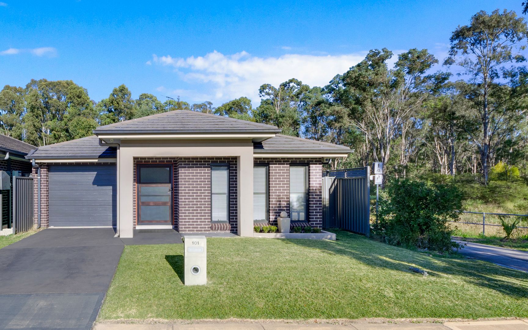 4 bedrooms House in 101 Ridgetop Drive GLENMORE PARK NSW, 2745