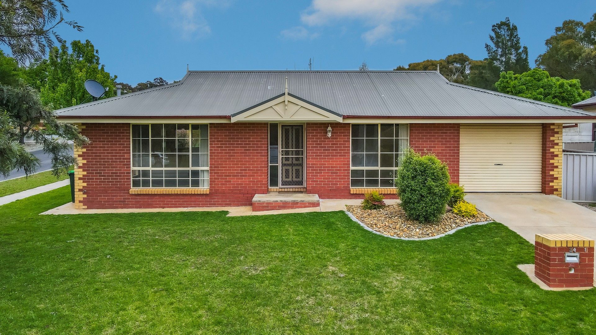 2 bedrooms House in 24 Marnie Road KENNINGTON VIC, 3550