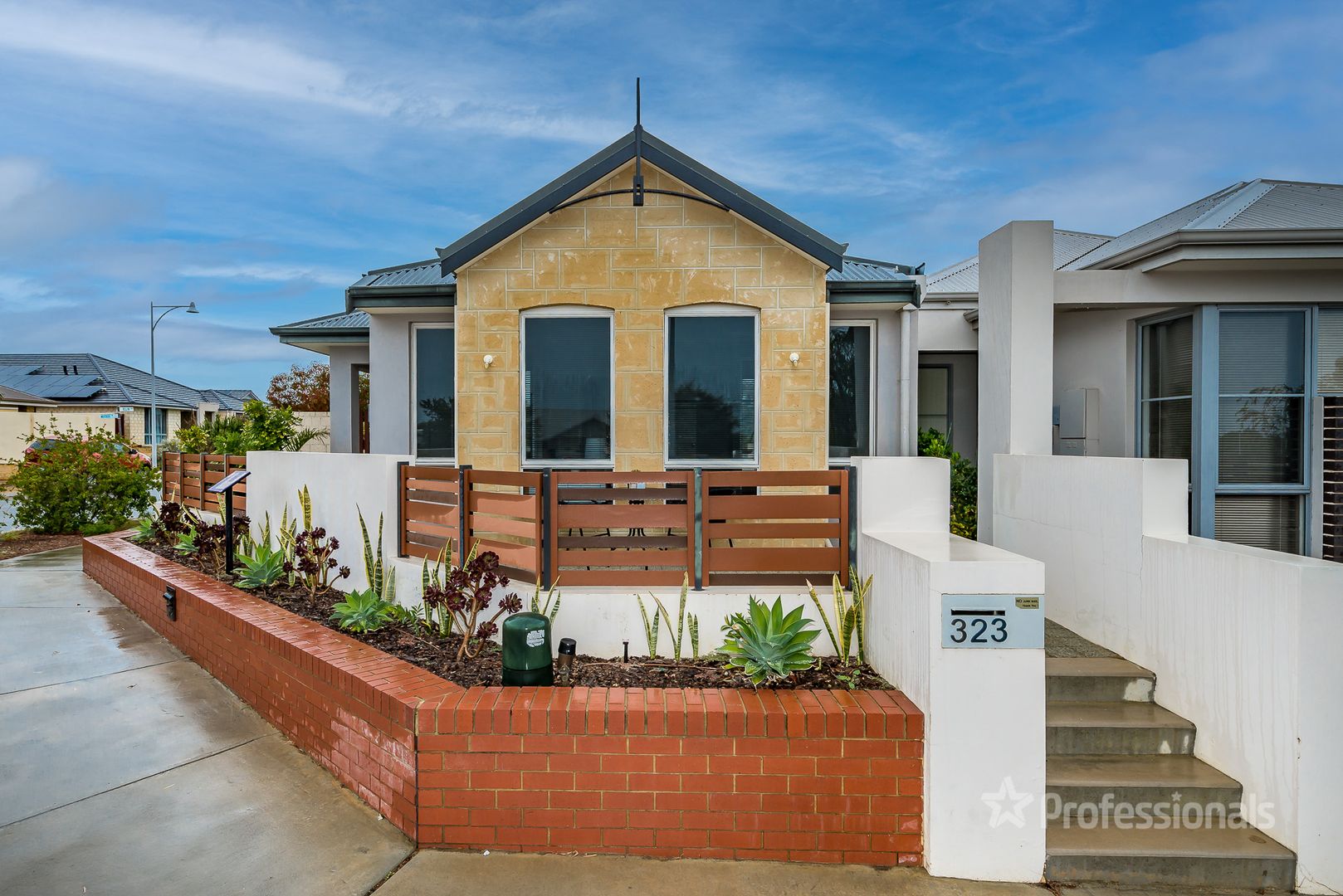 3 bedrooms House in 323 Benenden Avenue ALKIMOS WA, 6038