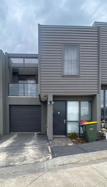 3 bedrooms Townhouse in 29 Bailey Crescent OAK PARK VIC, 3046