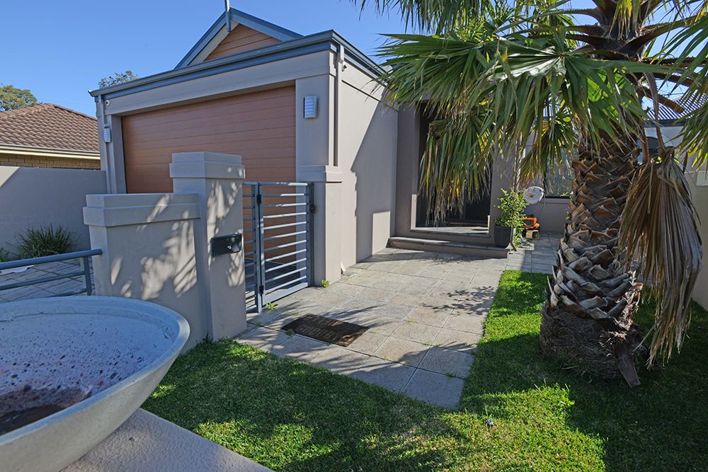 4 bedrooms House in 237A Preston Point Road BICTON WA, 6157