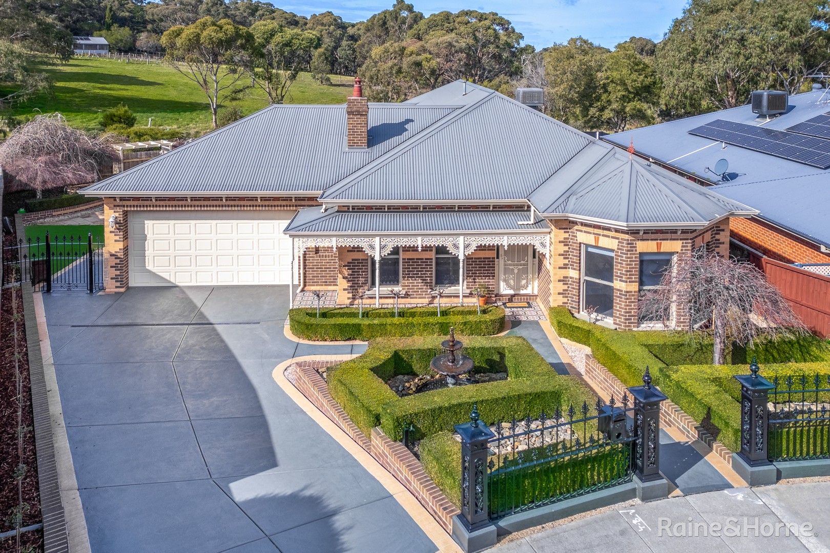 4 bedrooms House in 22 Twin Creek Court SUNBURY VIC, 3429