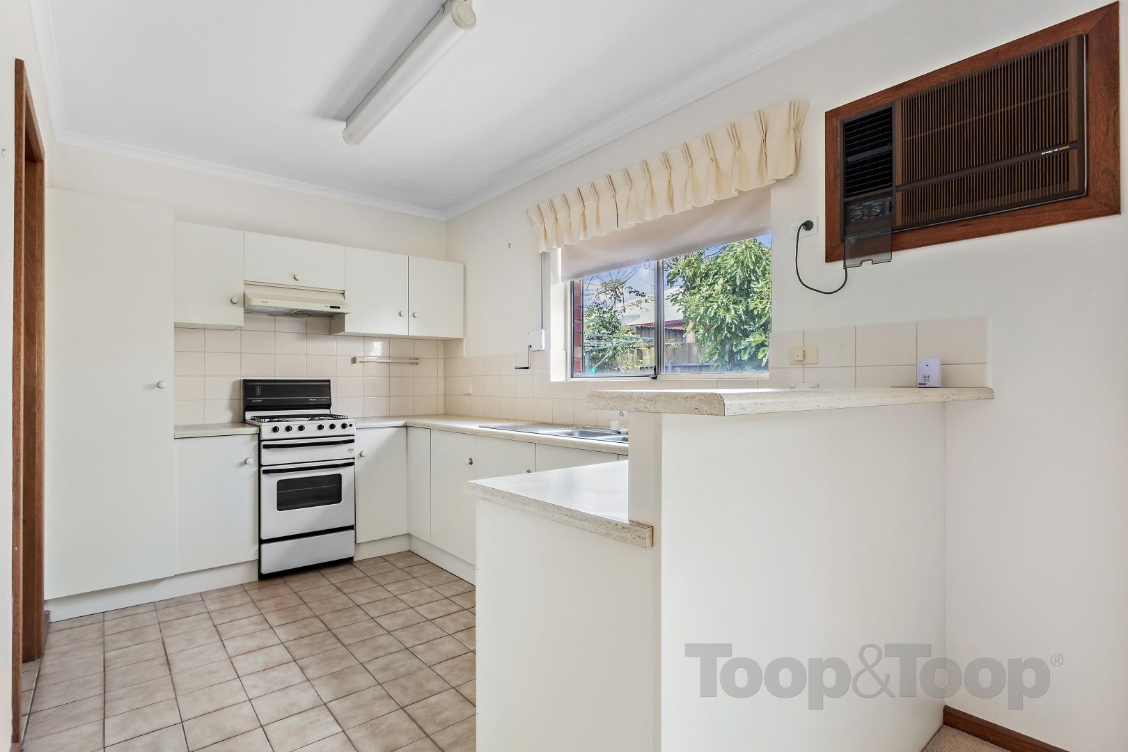 1/9 Wychwood Court, Findon SA 5023, Image 2