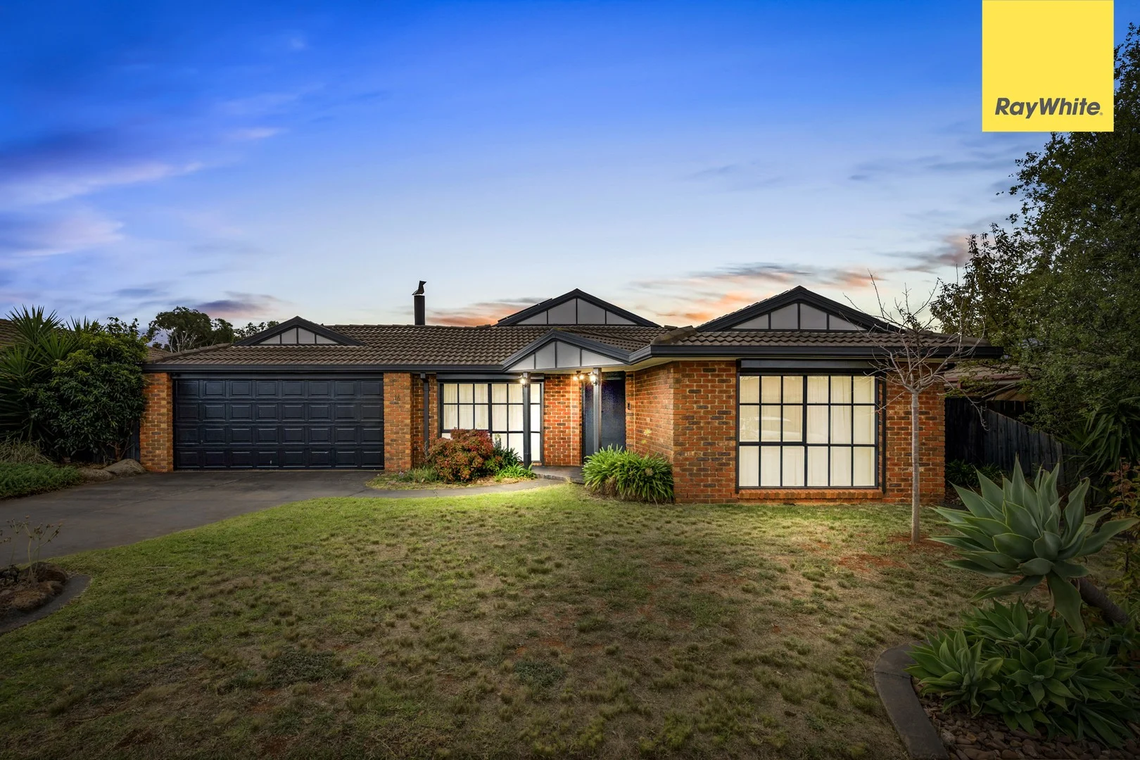 16 Clarendon Drive, Melton South VIC 3338