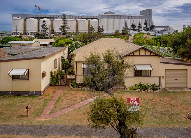 28 Conway Street, Beachlands WA 6530