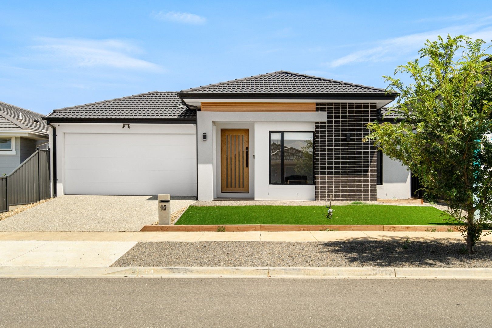 4 bedrooms House in 10 Port Deakin Street ST LEONARDS VIC, 3223