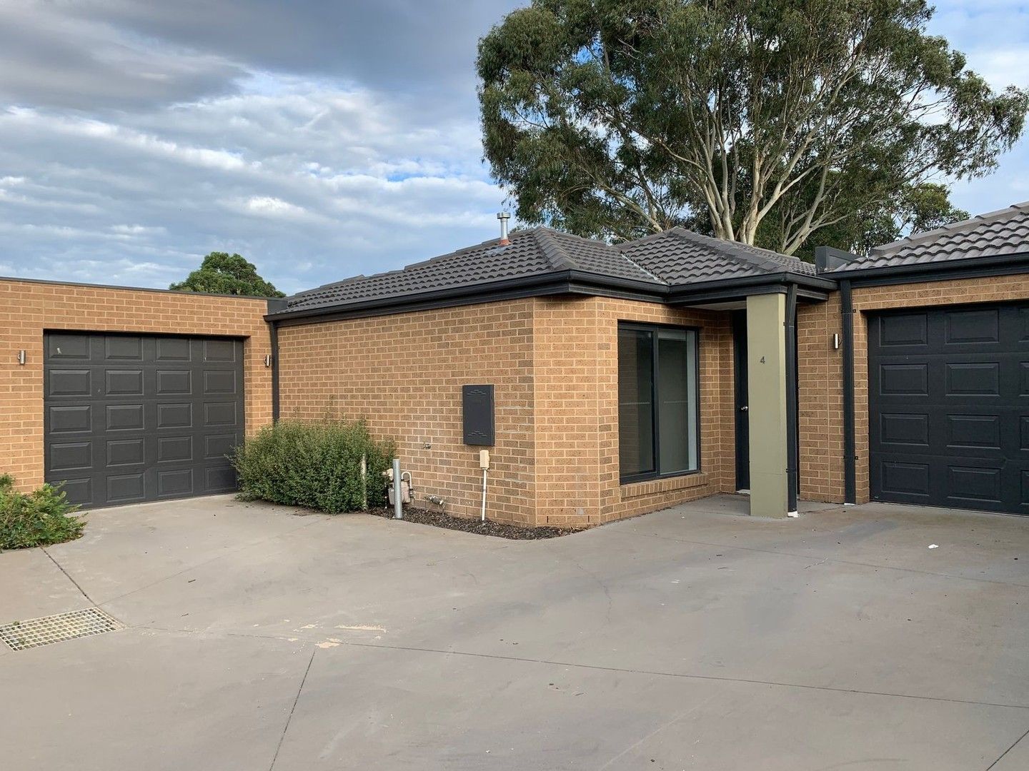 2 bedrooms Apartment / Unit / Flat in 4/27 Smethurst Avenue PAKENHAM VIC, 3810