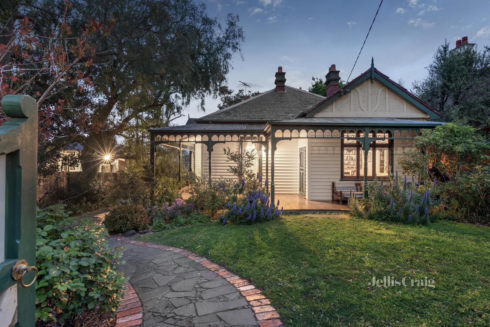 3 bedrooms House in 146 Waterdale Road IVANHOE VIC, 3079