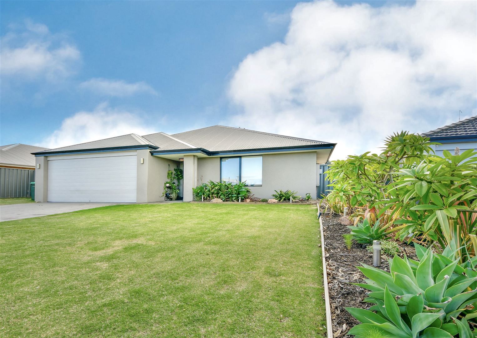 5 bedrooms House in 13 Bottlenose Circuit WAIKIKI WA, 6169