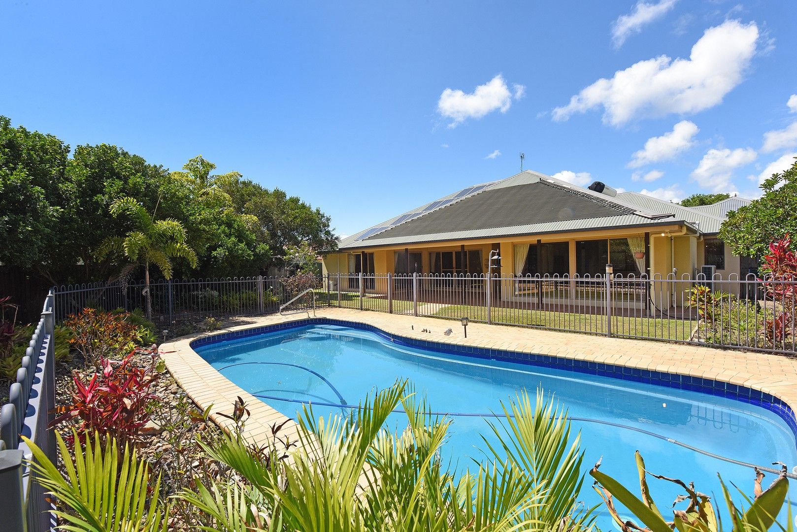 4 bedrooms House in 4 Stingray Harbour Court PELICAN WATERS QLD, 4551
