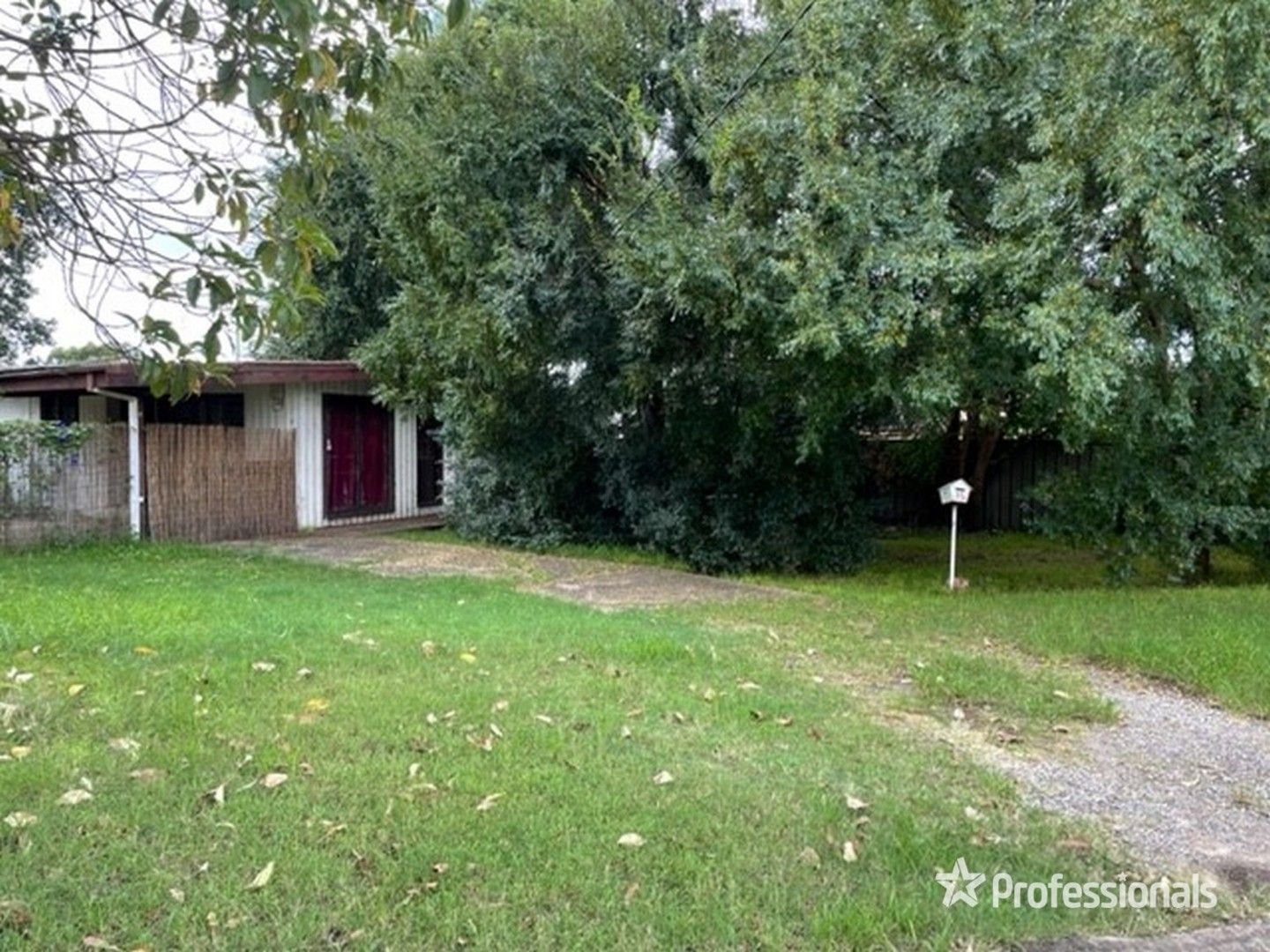 3 bedrooms House in 15 Canberra Street OXLEY PARK NSW, 2760