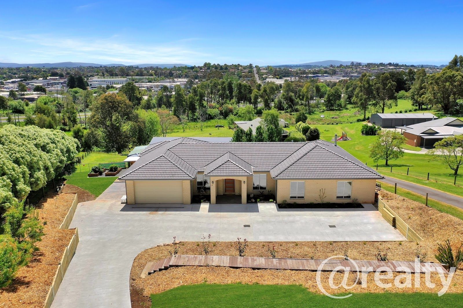 4 bedrooms House in 11 Treforest Court WARRAGUL VIC, 3820