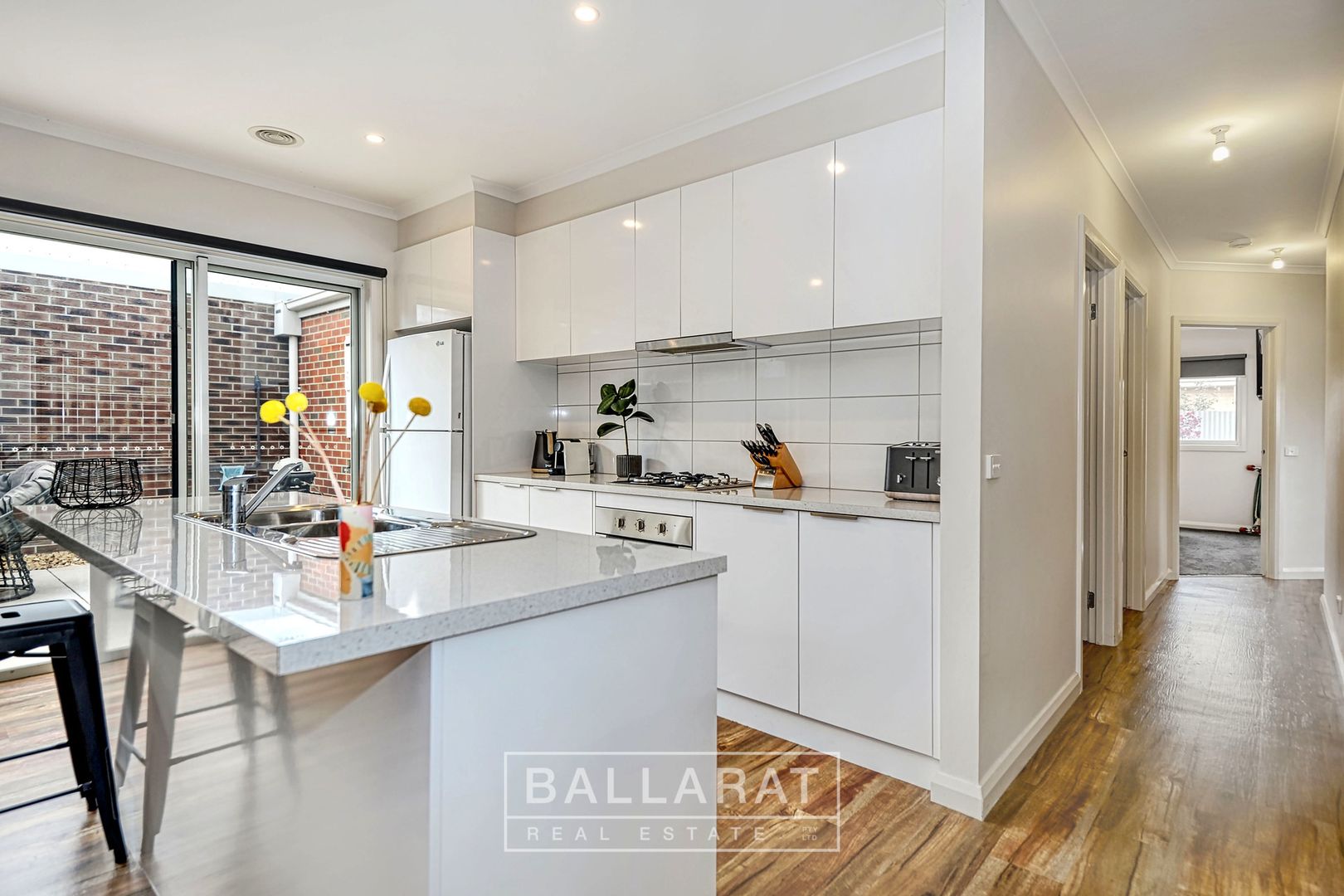 1/10 Wood Street, Soldiers Hill VIC 3350, Image 2