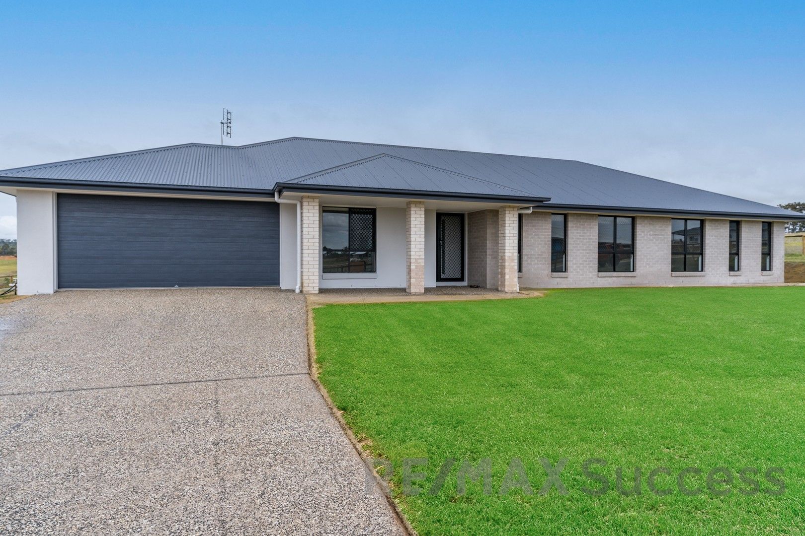 5 bedrooms House in 16 Aquila Drive MERINGANDAN WEST QLD, 4352