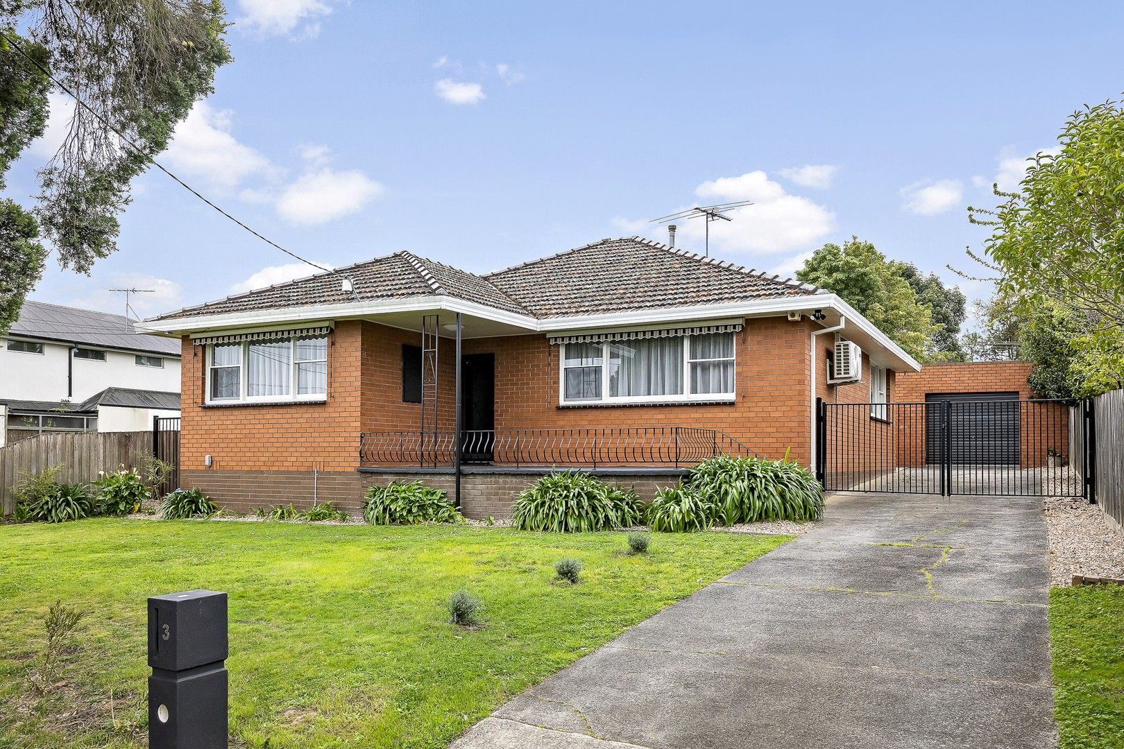 3 bedrooms House in 3 Monterey Crescent DONVALE VIC, 3111