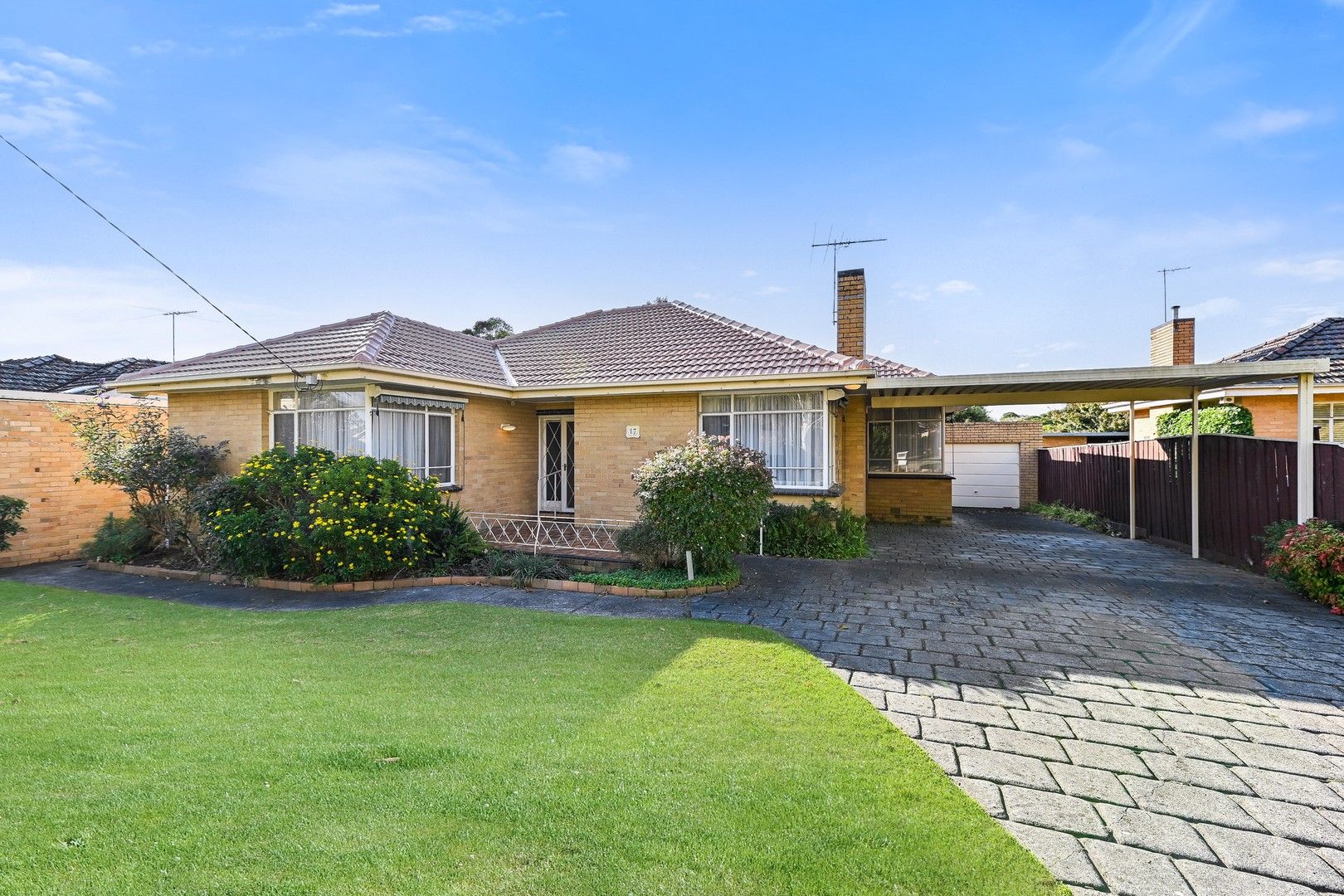 3 bedrooms House in 17 Winbourne Road MOUNT WAVERLEY VIC, 3149