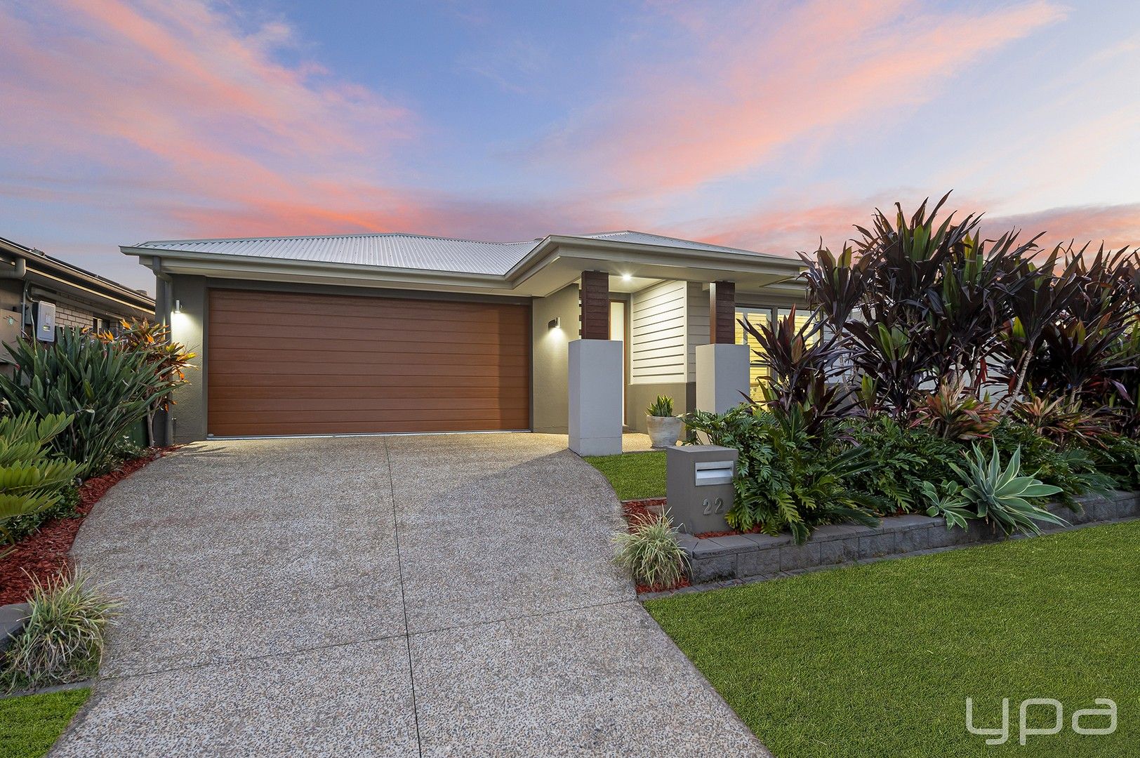 4 bedrooms House in 22 Whitsunday Drive PIMPAMA QLD, 4209