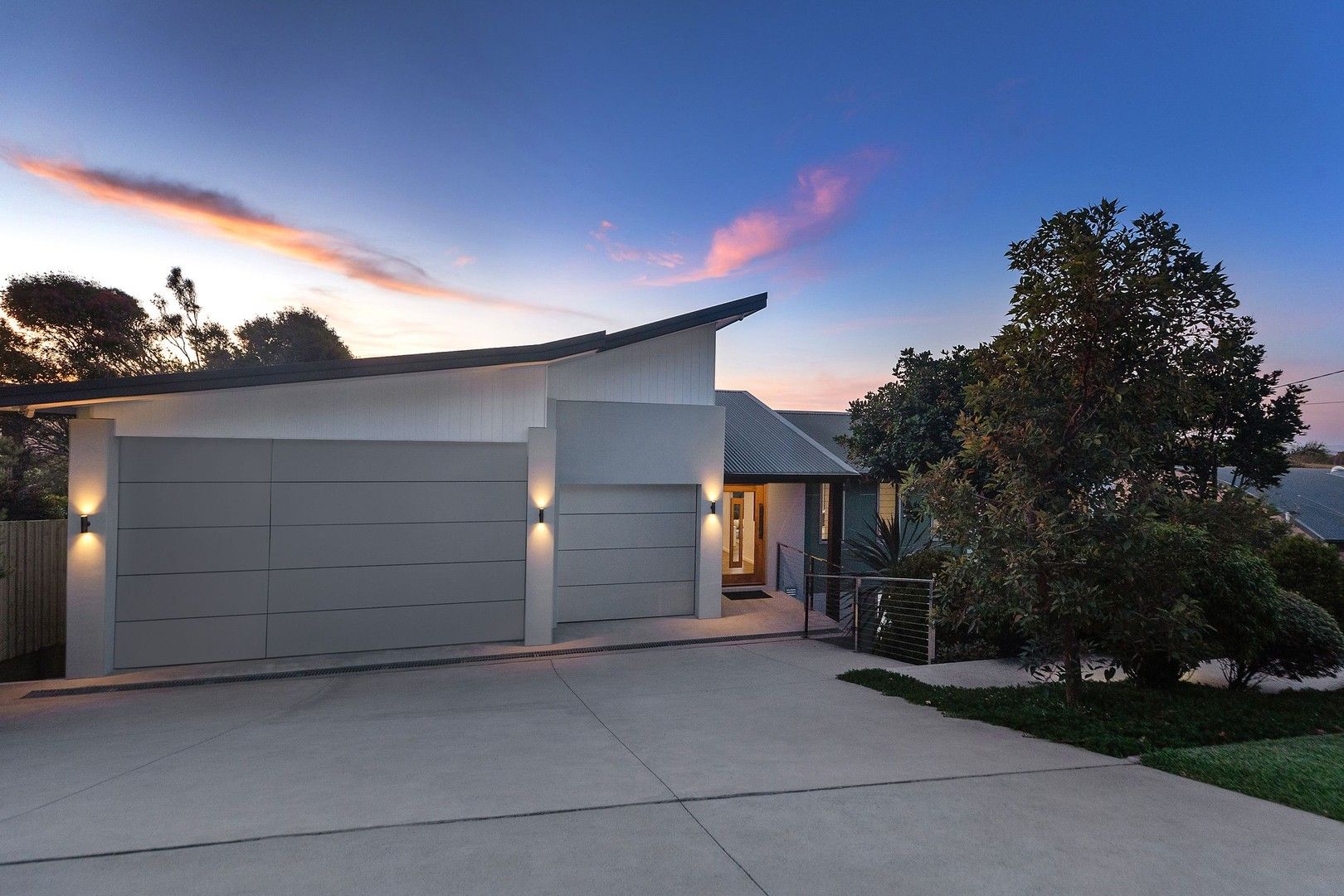 5 bedrooms House in 7 Yumbool Close FORRESTERS BEACH NSW, 2260