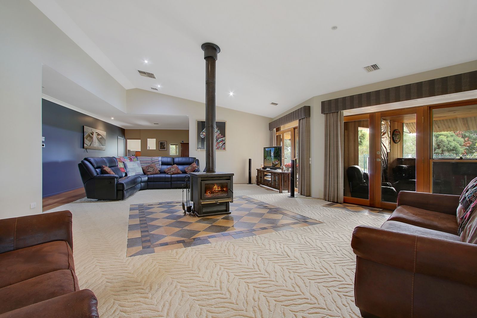 5 bedrooms House in 104 Bennett Road THURGOONA NSW, 2640