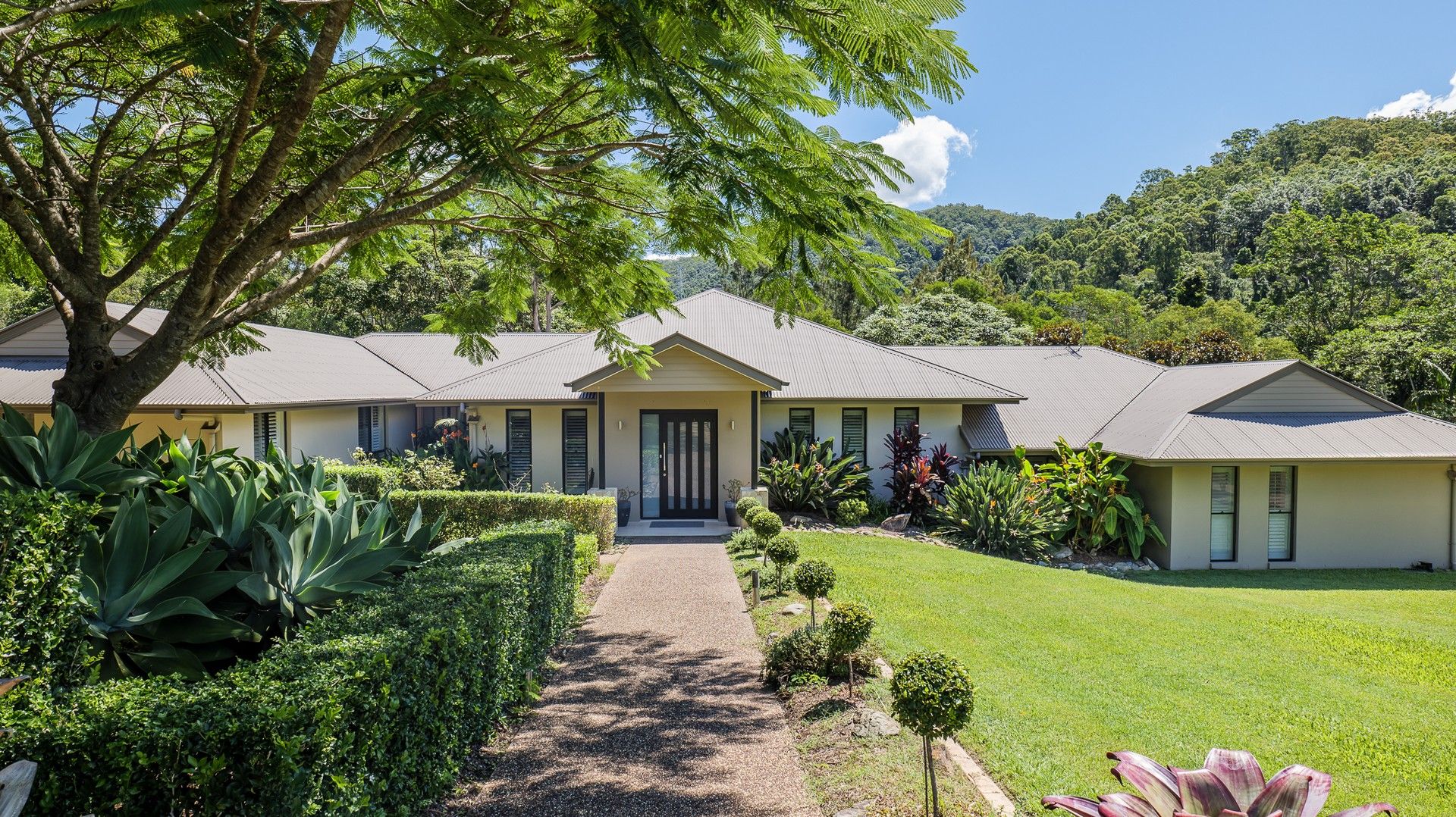 4 bedrooms House in 26 Yallanbee Ct WONGAWALLAN QLD, 4210