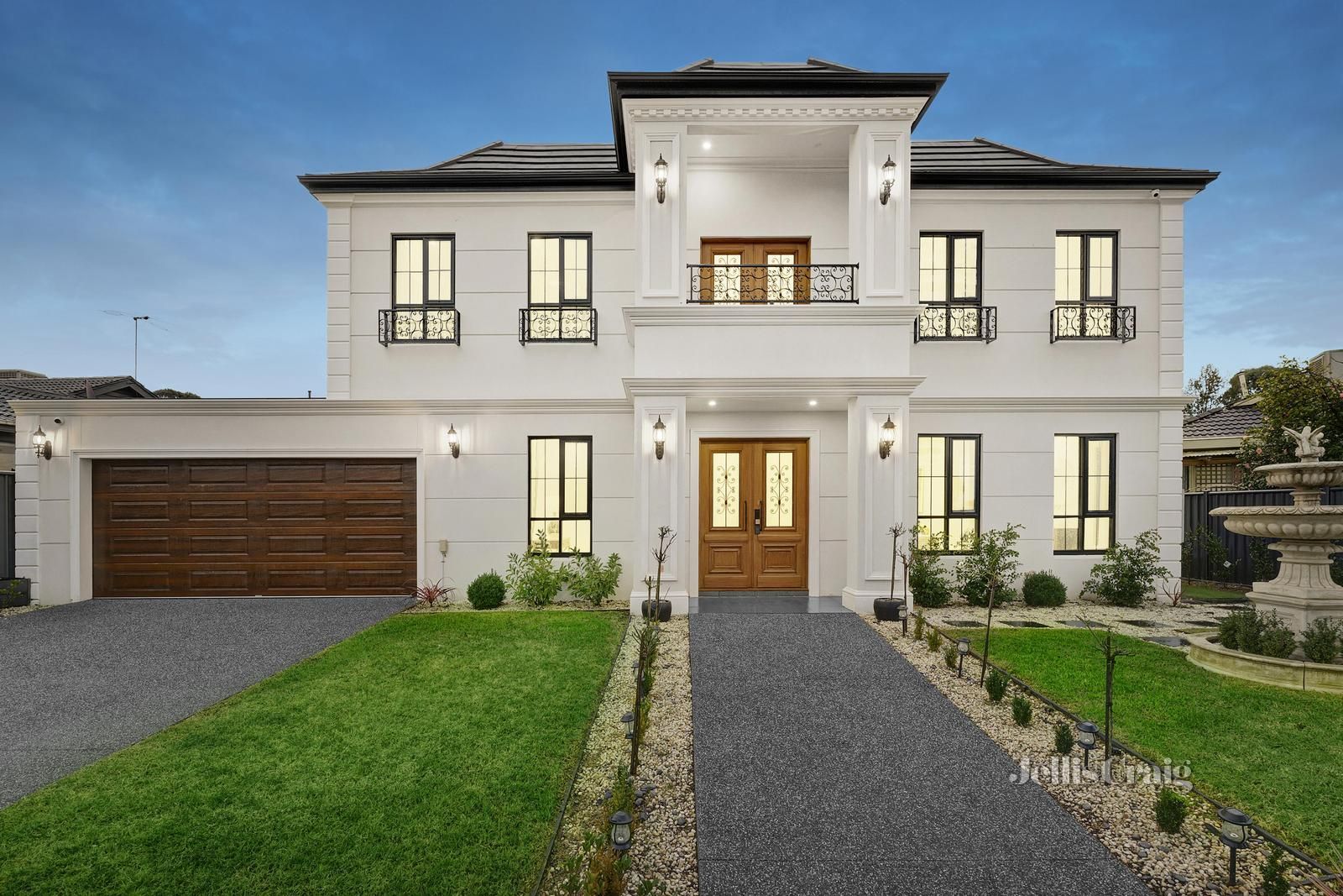 5 bedrooms House in 1 Leewarra Drive GLEN WAVERLEY VIC, 3150