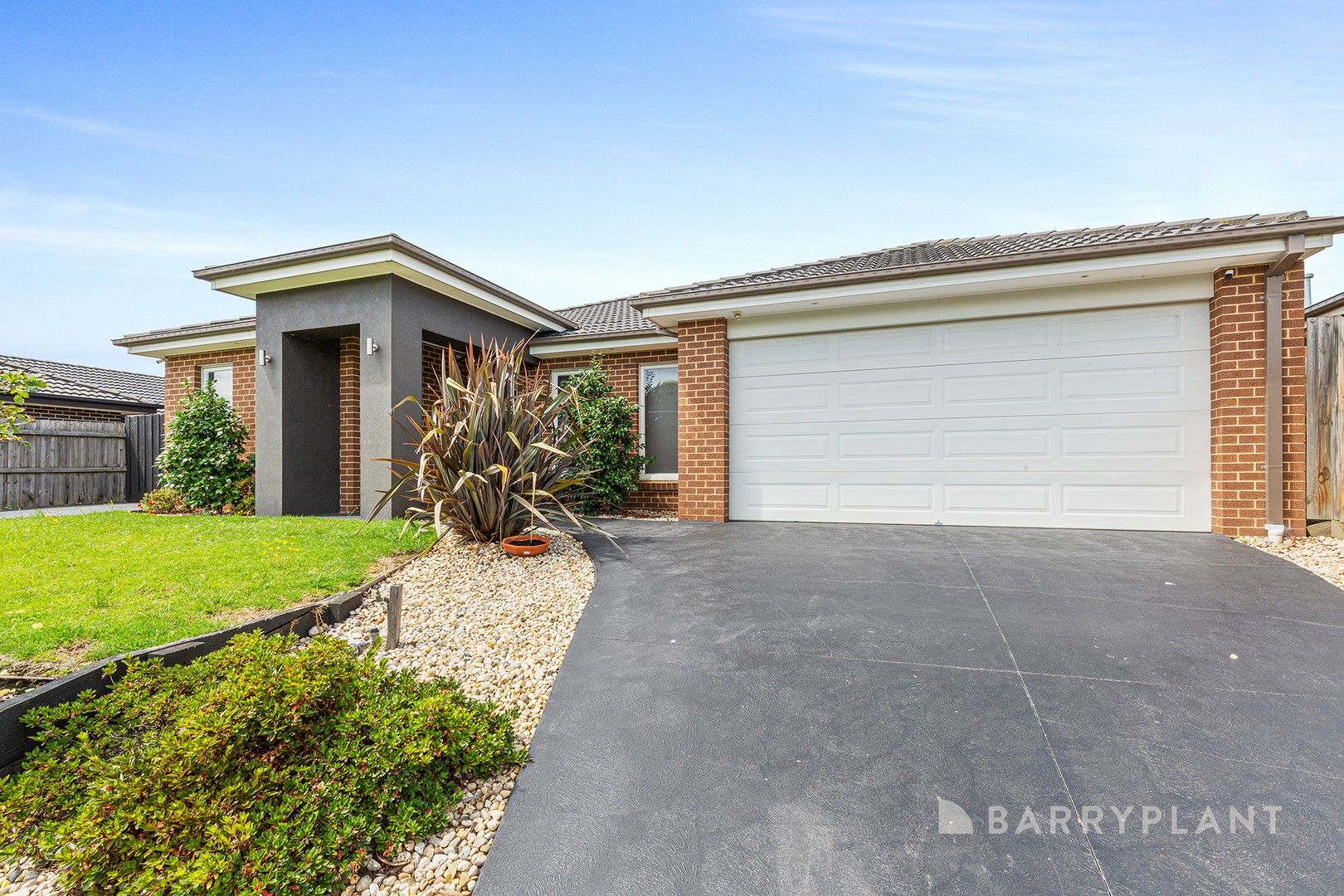 4 bedrooms House in 10 Shakespeare Court DROUIN VIC, 3818