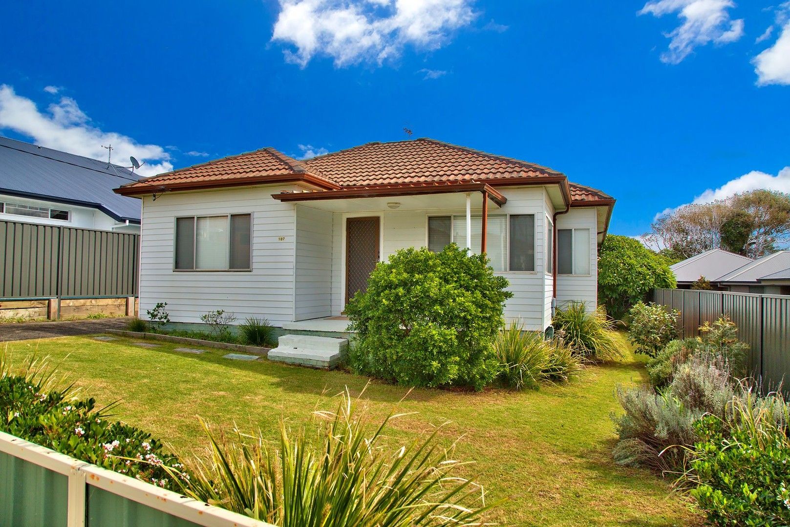4 bedrooms House in 107 Bay Road BLUE BAY NSW, 2261