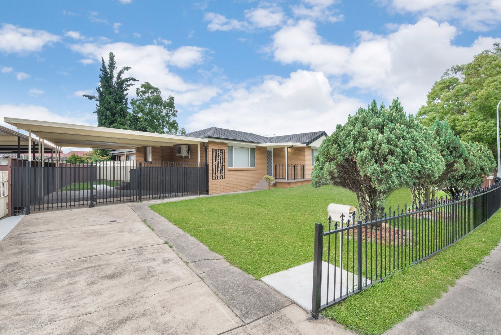 21 Coolatai Crescent, Bossley Park NSW 2176