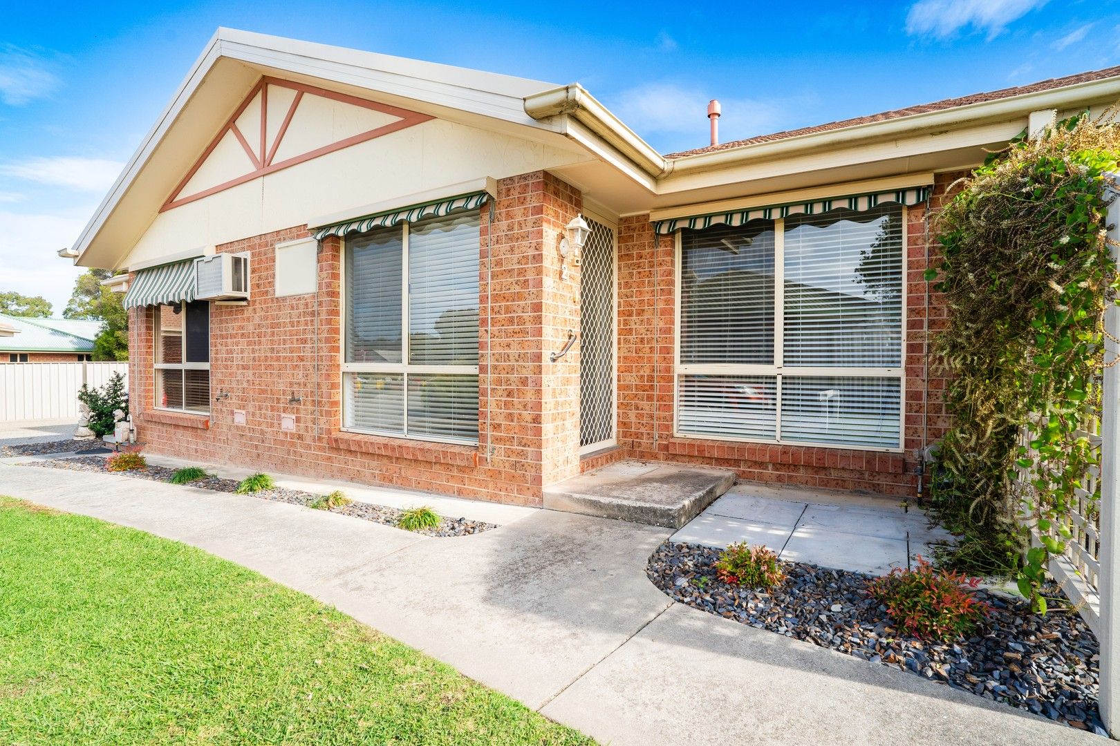 2/4 Owen Court, Lavington NSW 2641, Image 0