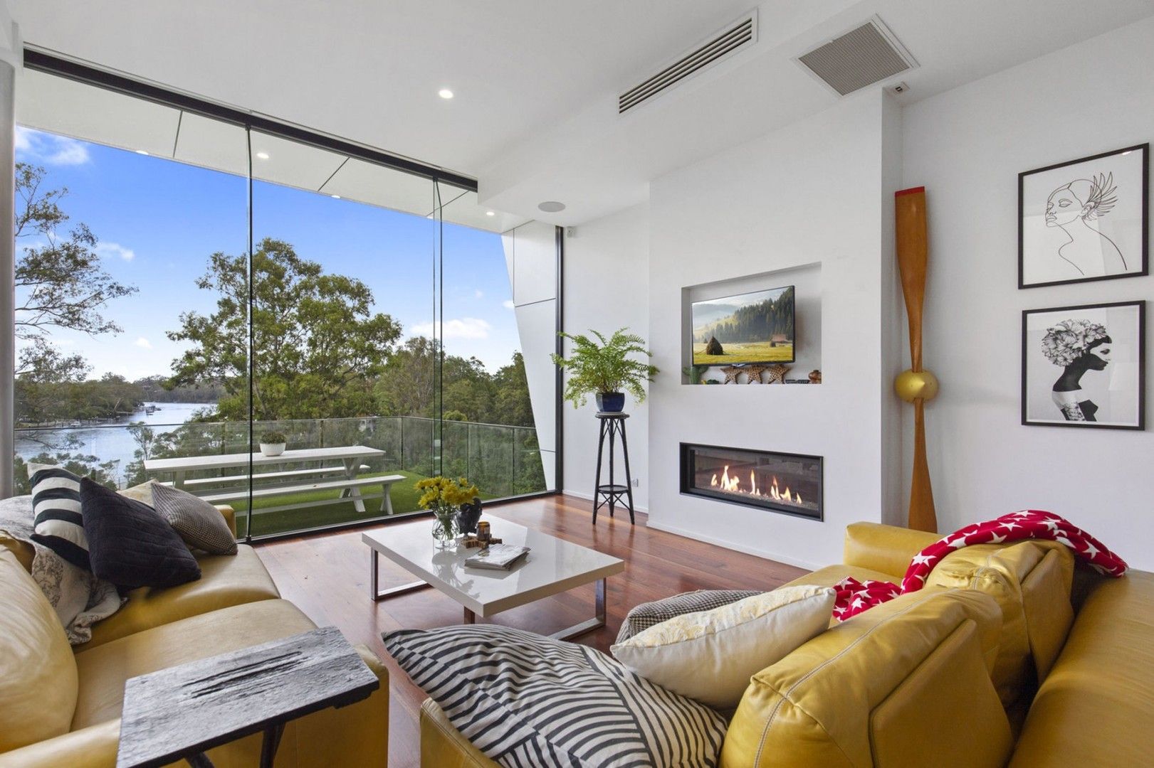 5 bedrooms House in 87 Goldieslie Road INDOOROOPILLY QLD, 4068