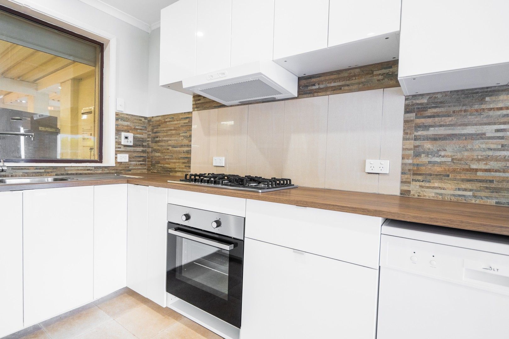 4 bedrooms House in 3 Gayundah Crescent O'SULLIVAN BEACH SA, 5166