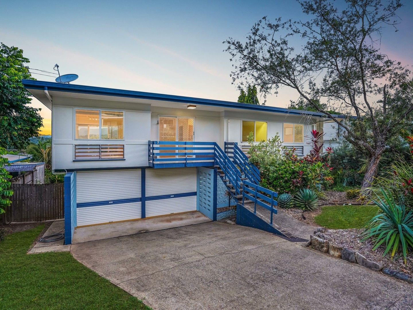 5 bedrooms House in 7 Sommerville Crescent WHITFIELD QLD, 4870