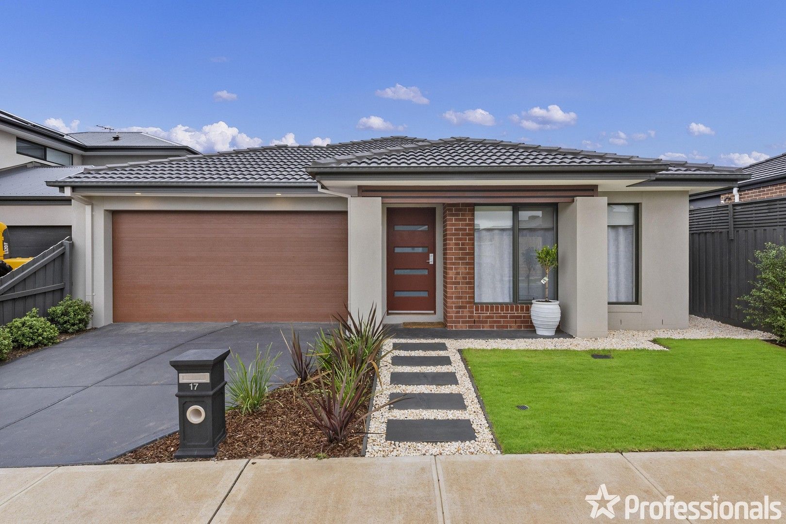 3 bedrooms House in 17 Tanbar Street FRASER RISE VIC, 3336
