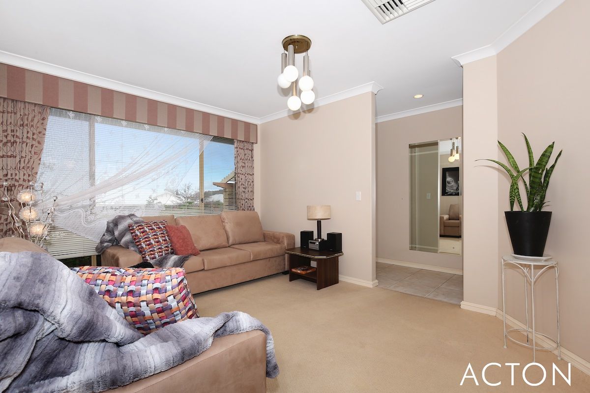 1/12 Kestrel Close, Halls Head WA 6210, Image 2