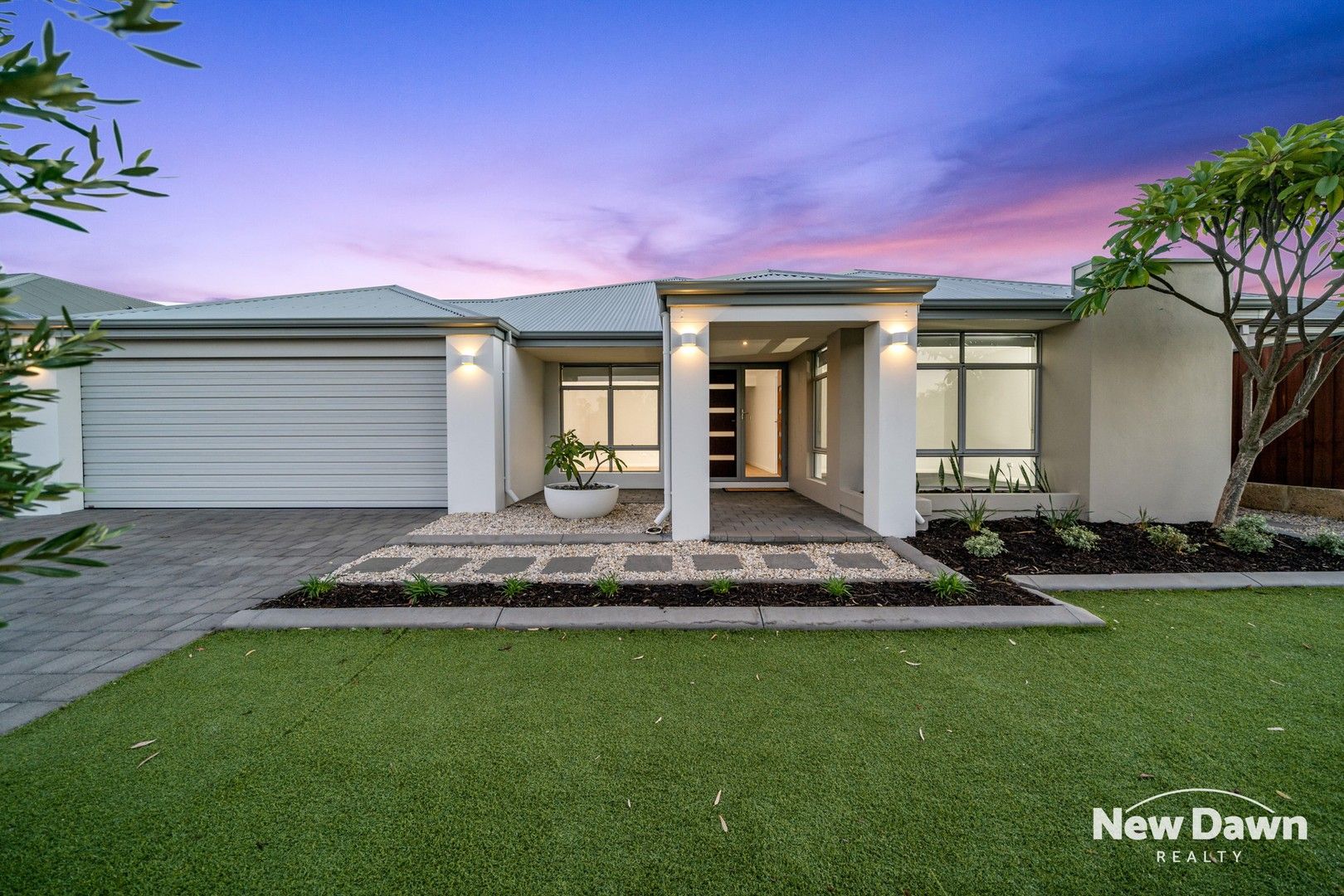 5 bedrooms House in 17 Menindee Road ELLENBROOK WA, 6069