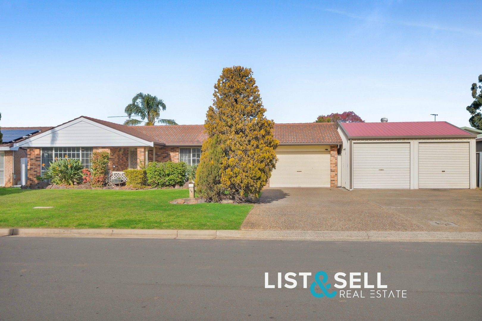 4 bedrooms House in 16 Ophelia Street ROSEMEADOW NSW, 2560