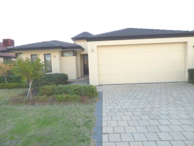 4 bedrooms House in 6 Tarn Drive CANNING VALE WA, 6155