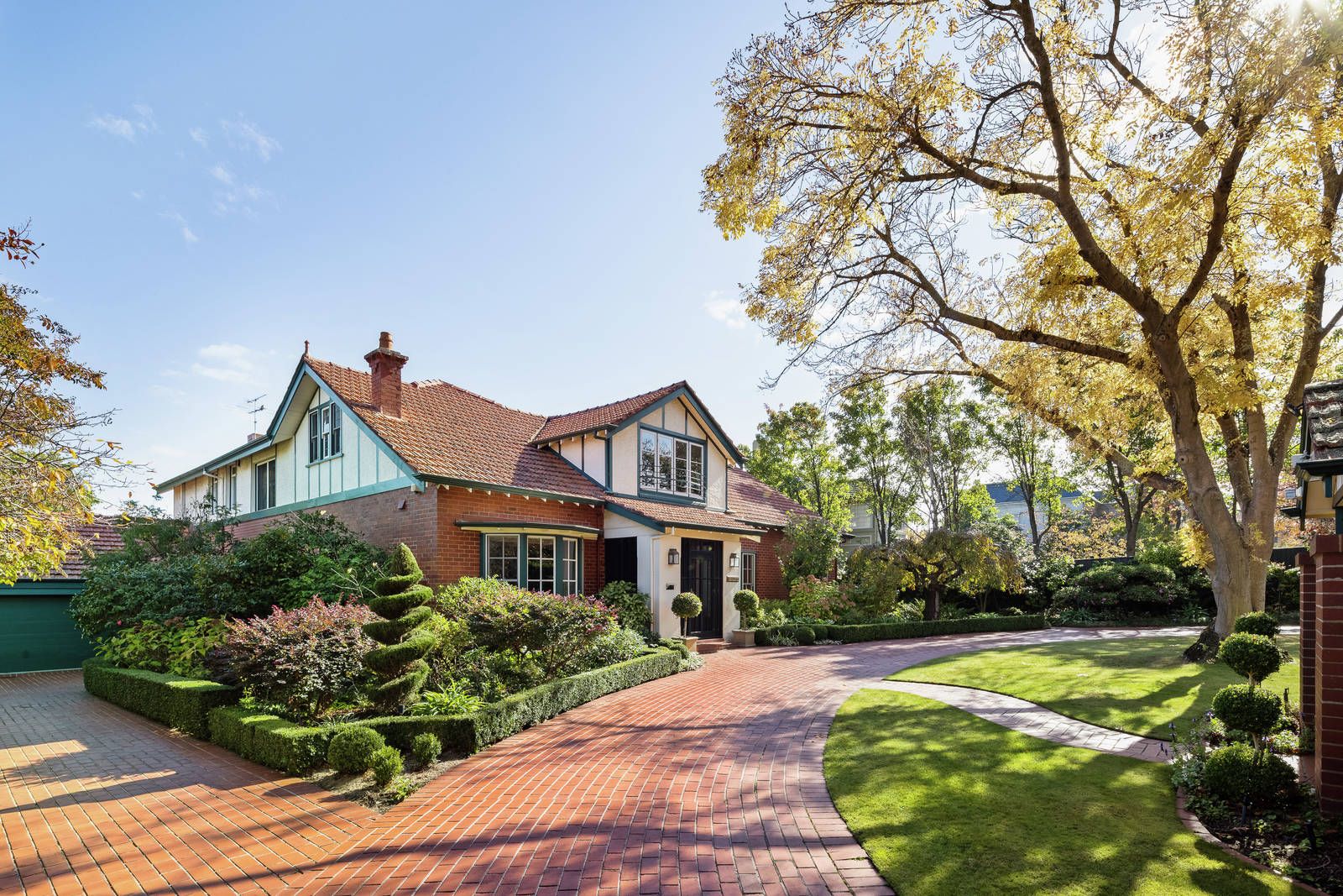 6 bedrooms House in 41 Monomeath Avenue CANTERBURY VIC, 3126