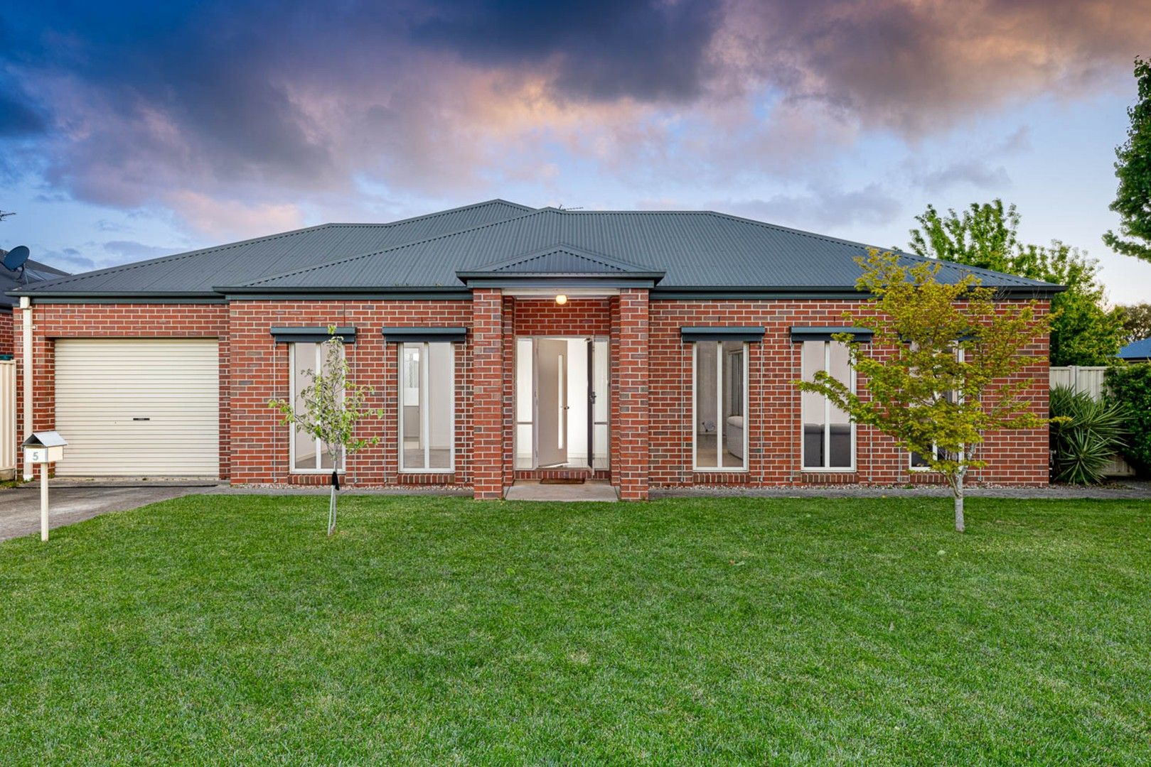 3 bedrooms House in 5 Normlyttle Parade MINERS REST VIC, 3352
