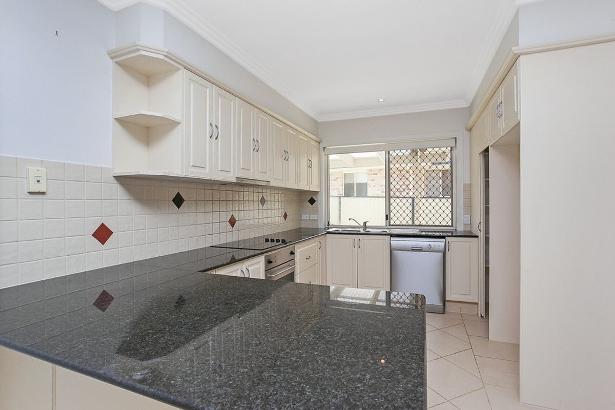 2/2 Rivage Place, Highland Park QLD 4211, Image 2