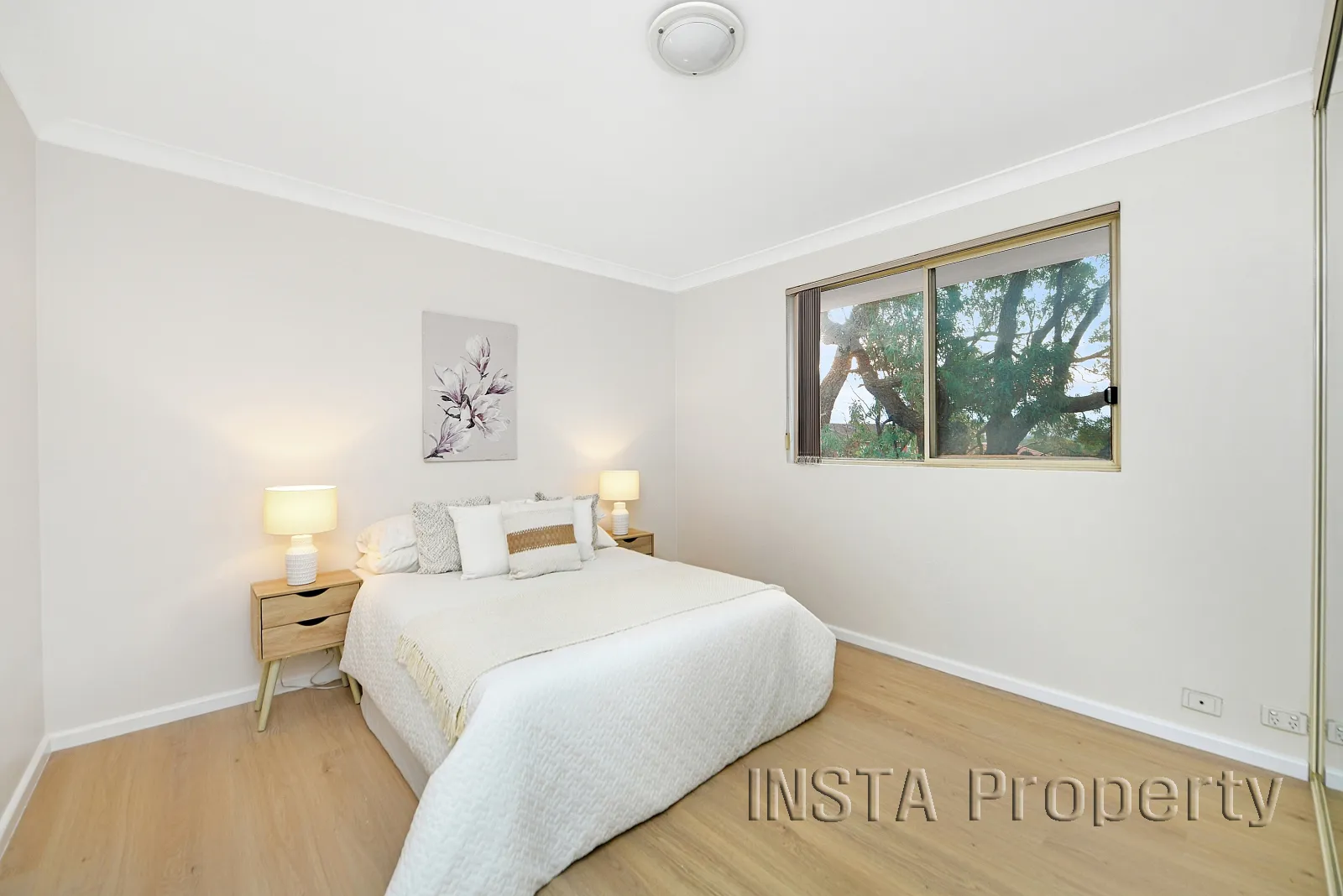 Spacious Full-Brick Unit with Double Garage in Prime Campsie Location - Widok 6