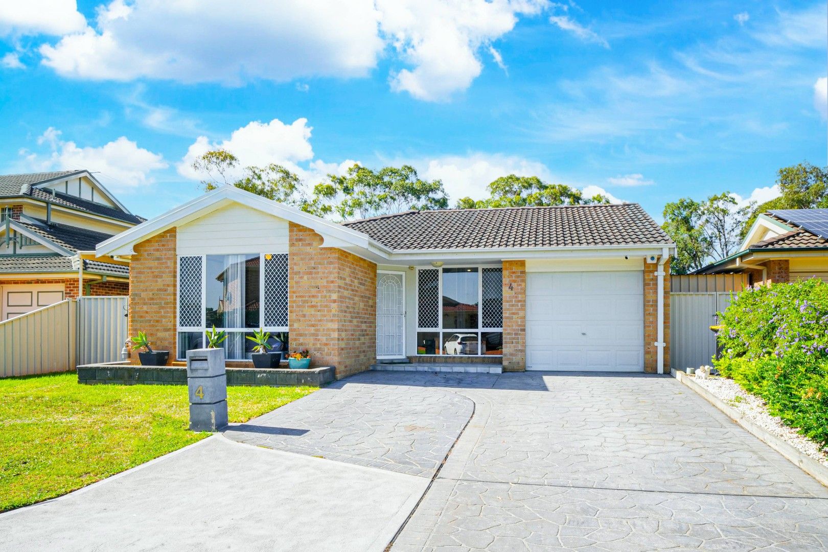 4 Larra Court, Wattle Grove NSW 2173, Image 0