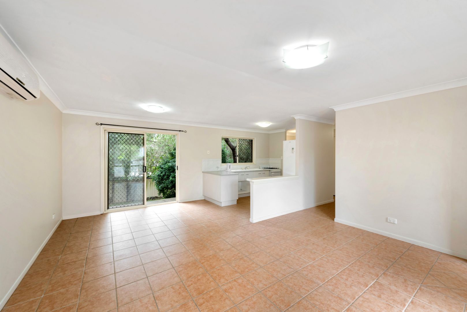 12 Billabong Court, Regents Park QLD 4118, Image 2