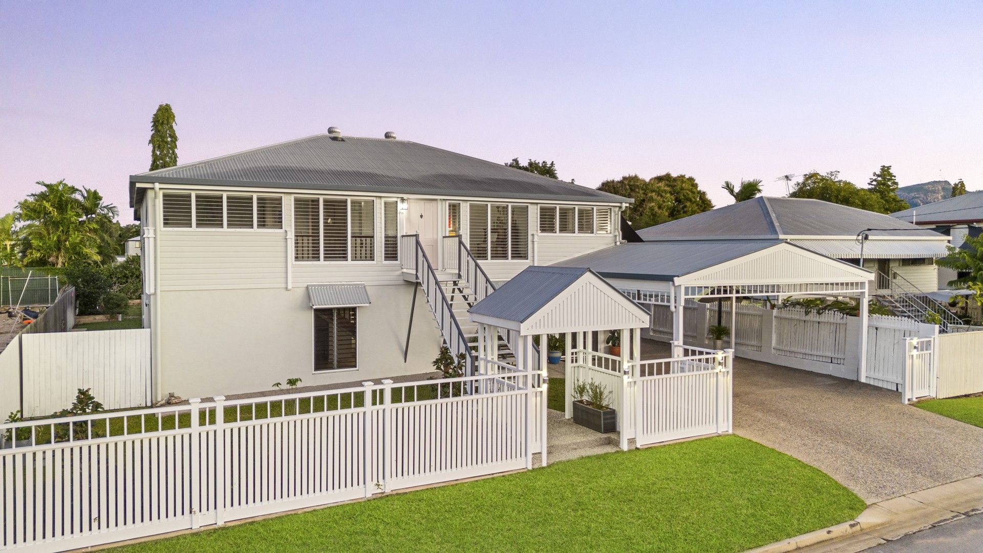 5 bedrooms House in 4 Macintosh Street HERMIT PARK QLD, 4812