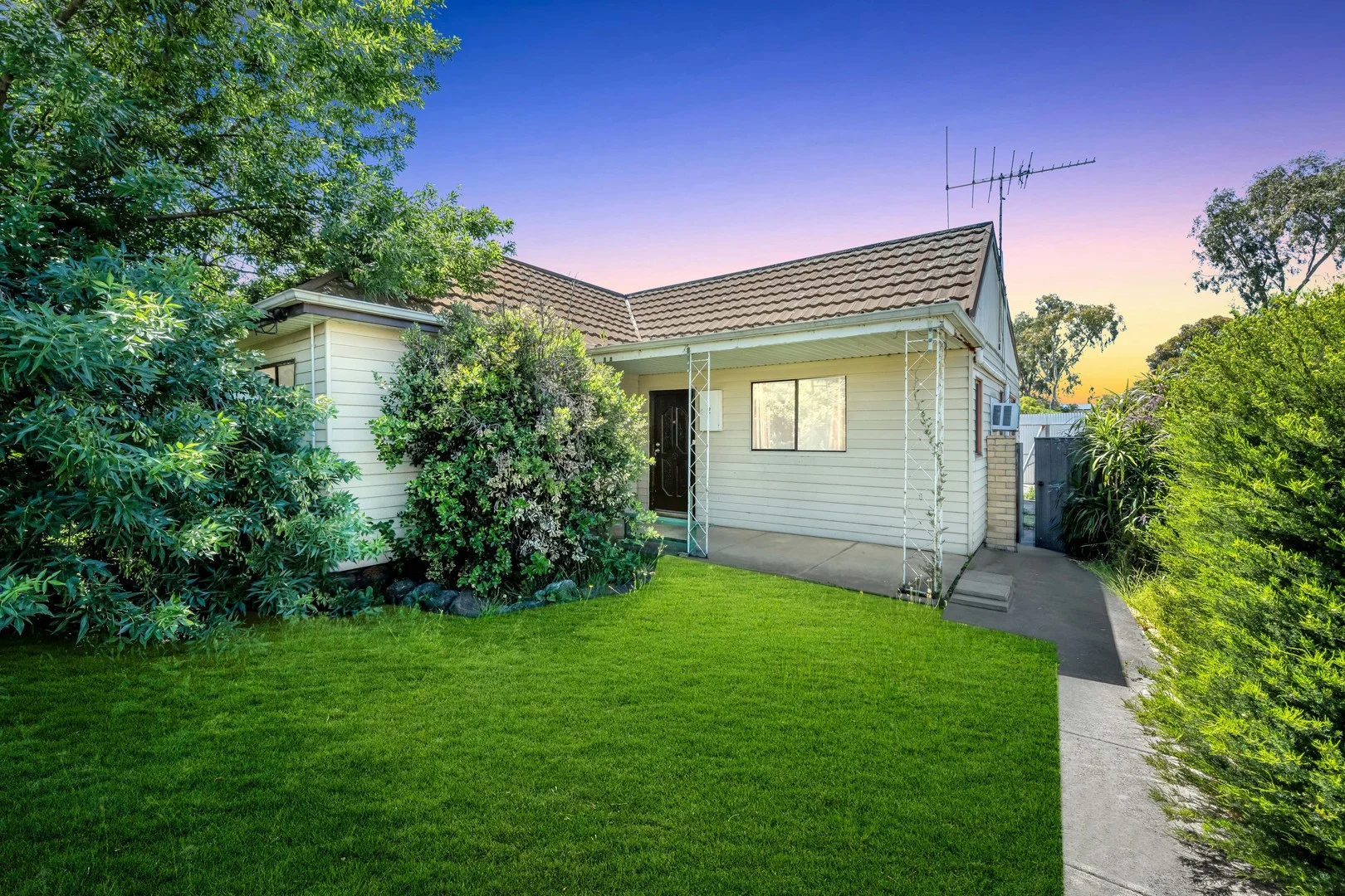 2 Brunel Street, South Kingsville VIC 3015