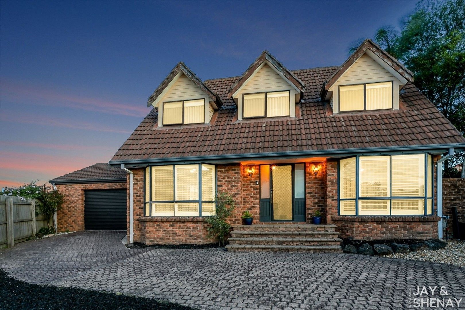 4 bedrooms House in 8 Hamilton Close ENDEAVOUR HILLS VIC, 3802