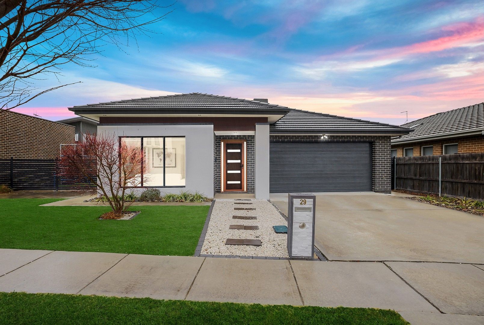 4 bedrooms House in 29 Hibberd Crescent FORDE ACT, 2914