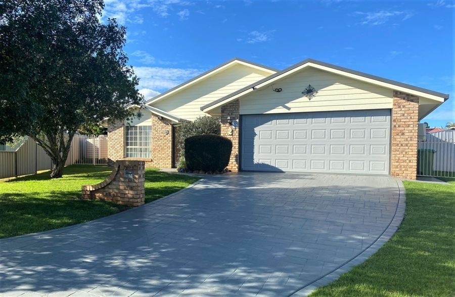 6 bedrooms House in 2 Nimrod Court WILSONTON QLD, 4350